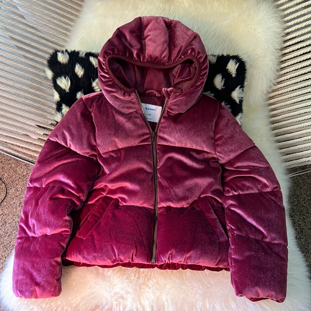 Old Navy velvet puffer coat. Girl’s size 8. Great condition!